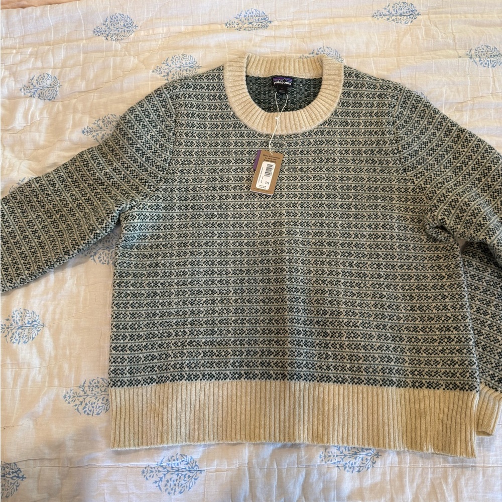 100% Wool Women's Patagonia Crewneck Sweater - Green and Cream